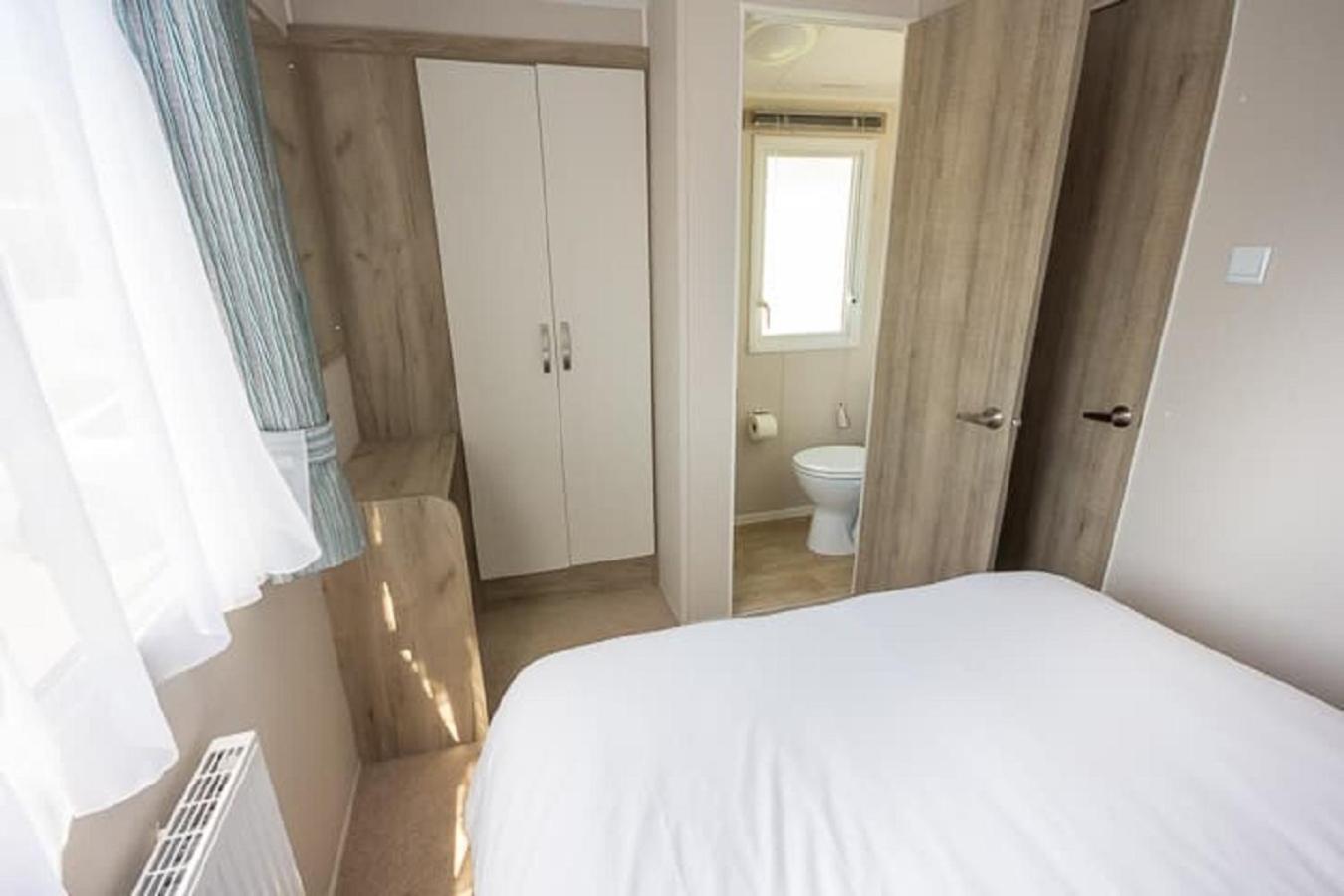 The Lakes Rookley Habitación foto A bedroom in a static